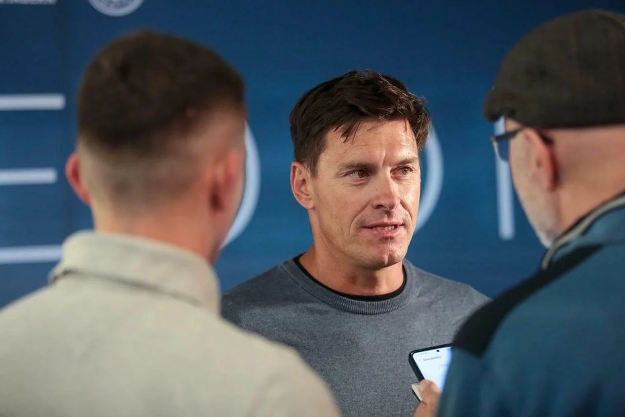 Ivica Kostelić u razgovoru s novinarima ispred plave pozadine