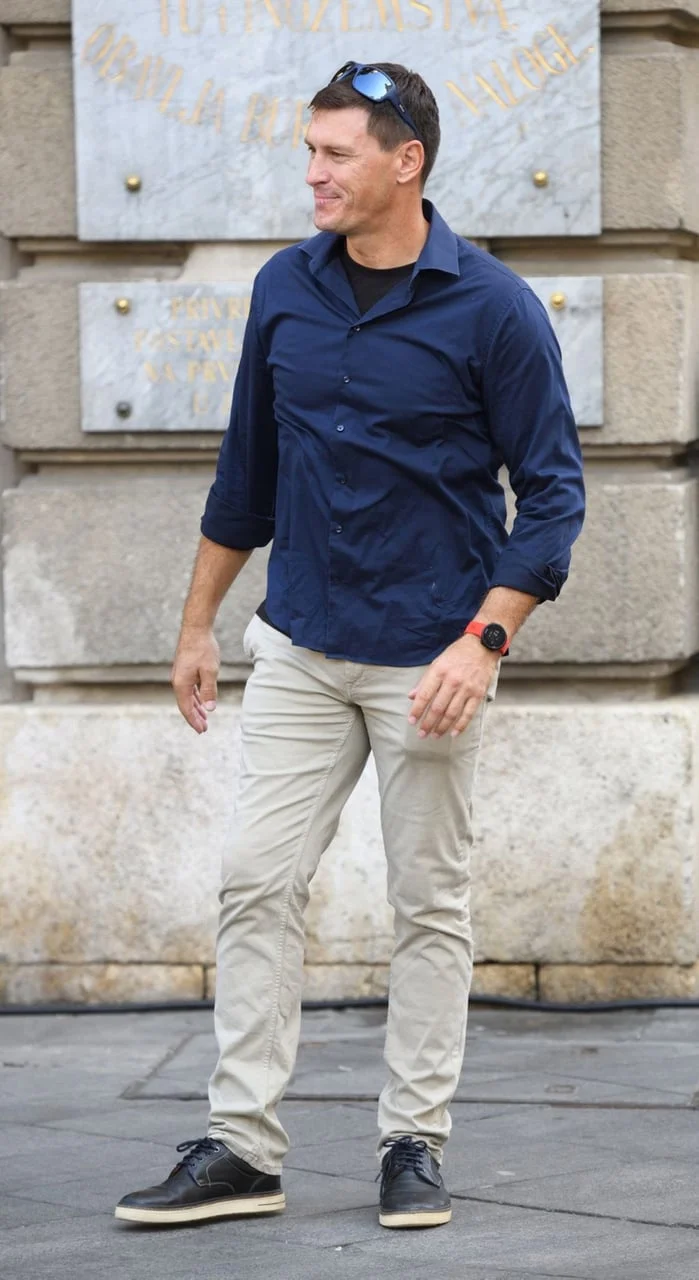 Ivica Kostelić u plavoj košulji i bež hlačama stoji ispred zgrade