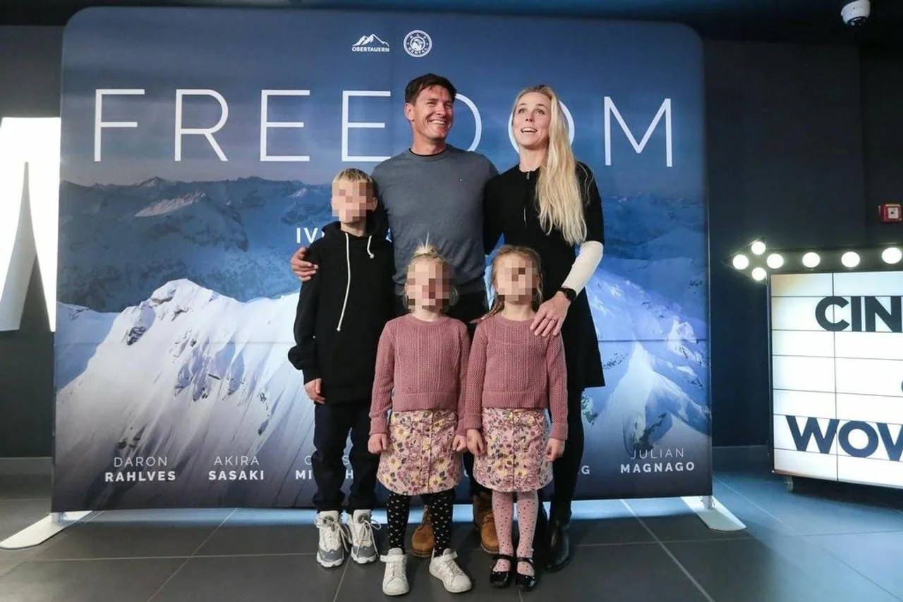 Ivica i Elin Kostelić s djecom ispred filmskog plakata