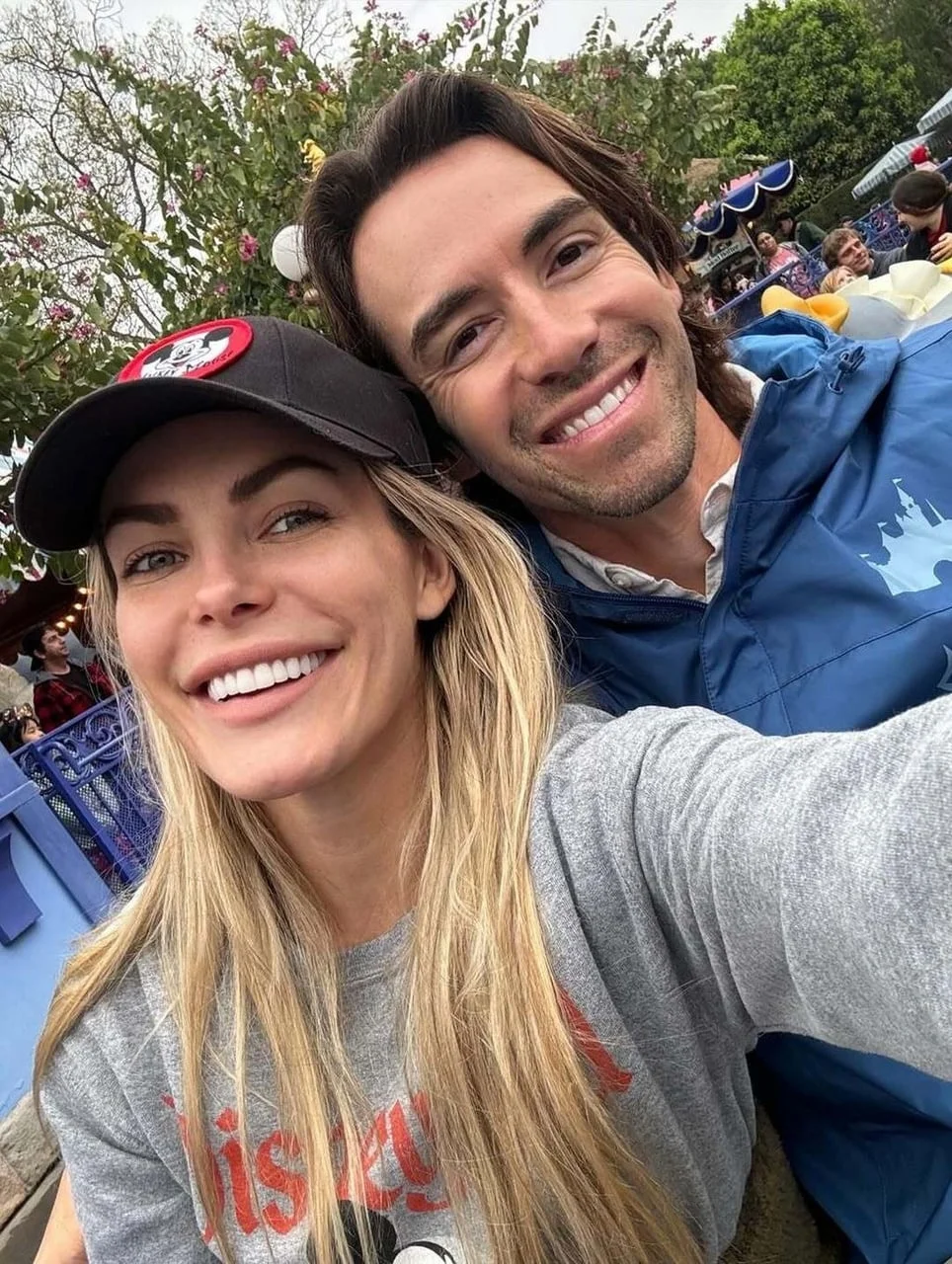 Nasmijani Crystal Harris i James Ward u zabavnom parku