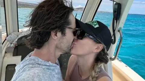 Crystal Harris i James Ward se ljube na brodu