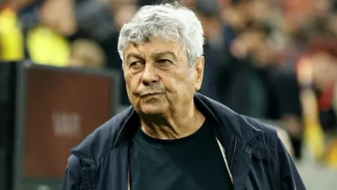 Ozbiljan portret Mircee Lucescua s prosijedom kosom na stadionu