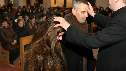 Marija Husar Rimac i suprug Vjekoslav Rimac primaju blagoslov u crkvi.