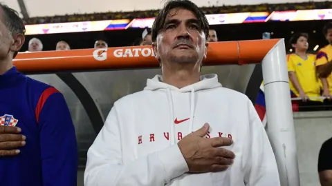 Zlatko Dalić s rukom na srcu u bijeloj sportskoj majici s natpisom Hrvatska