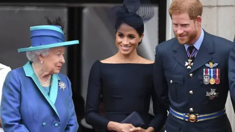 Kraljica Elizabeta II., Meghan Markle i princ Harry na balkonu palače