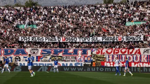 Igrači Dinama i Hajduka na terenu ispred prepune sjeverne tribine Poljuda