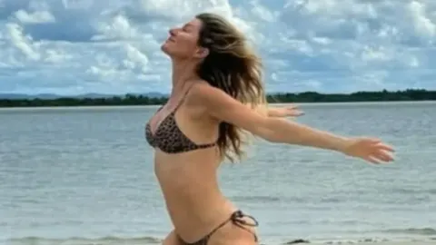Gisele Bündchen u bikiniju s leopard uzorkom na plaži