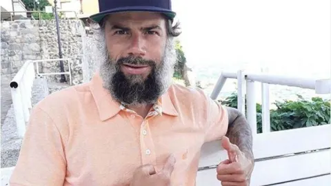 Mateja Kežman s dugom sijedom bradom i šiltericom u opuštenom izdanju