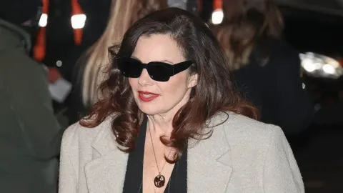 Glumica Fran Drescher s crnim sunčanim naočalama i u sivom kaputu