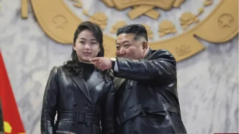 Kim Jong Un i njegova kći Kim Ju Ae u kožnim kaputima