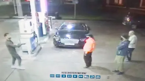 Snimka nadzorne kamere prikazuje Mohameda Salaha na benzinskoj postaji s grupom ljudi.