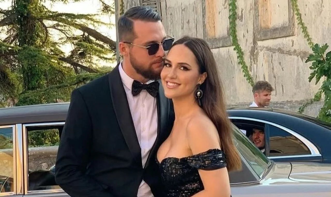 Lana Jurčević i Filip Kratofil elegantno odjeveni ispred automobila