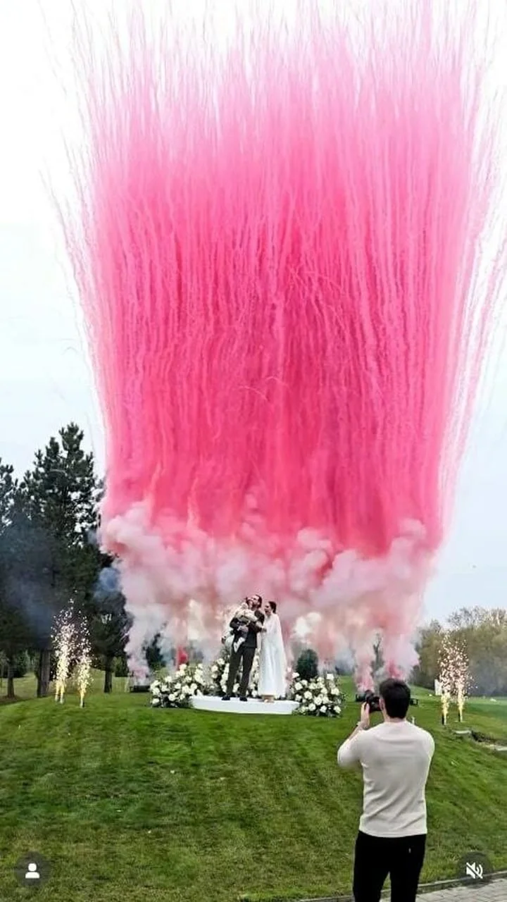 Veliki oblak ružičastog dima na proslavi na otvorenom