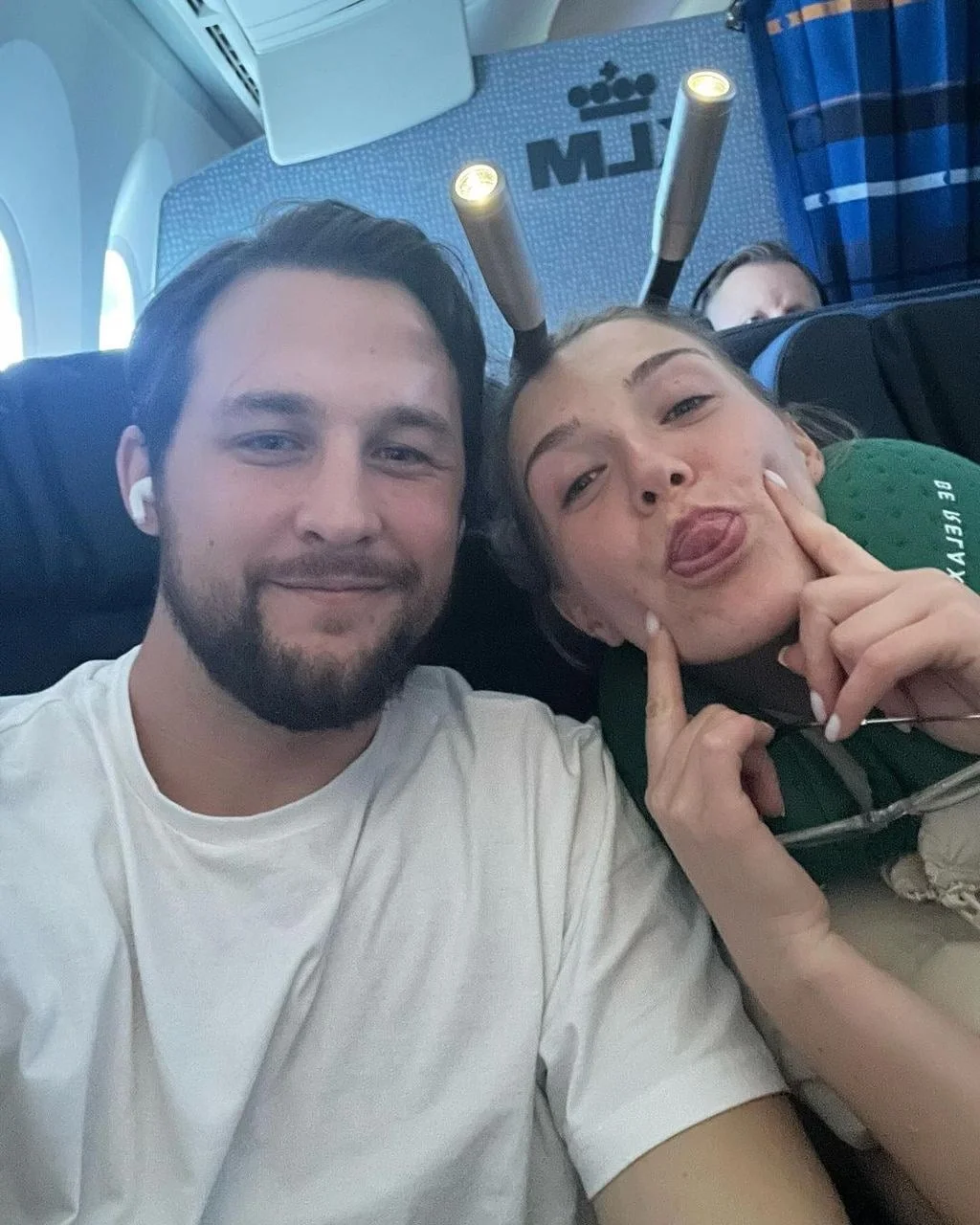 Selfie para u zrakoplovu, žena se plazi dok muškarac nasmišen gleda