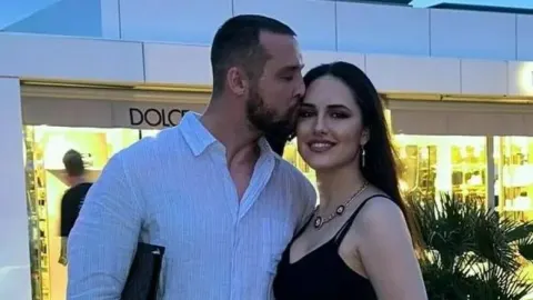 Filip Kratofil ljubi Lanu Jurčević u čelo ispred trgovine