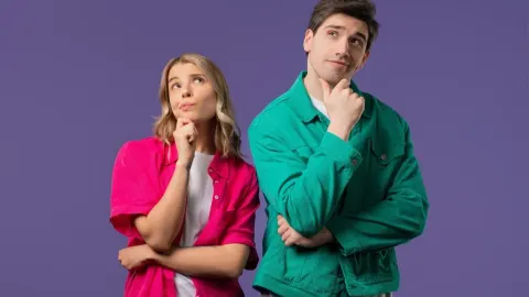 Mladi muškarac i žena u razmišljanju na ljubičastoj pozadini.