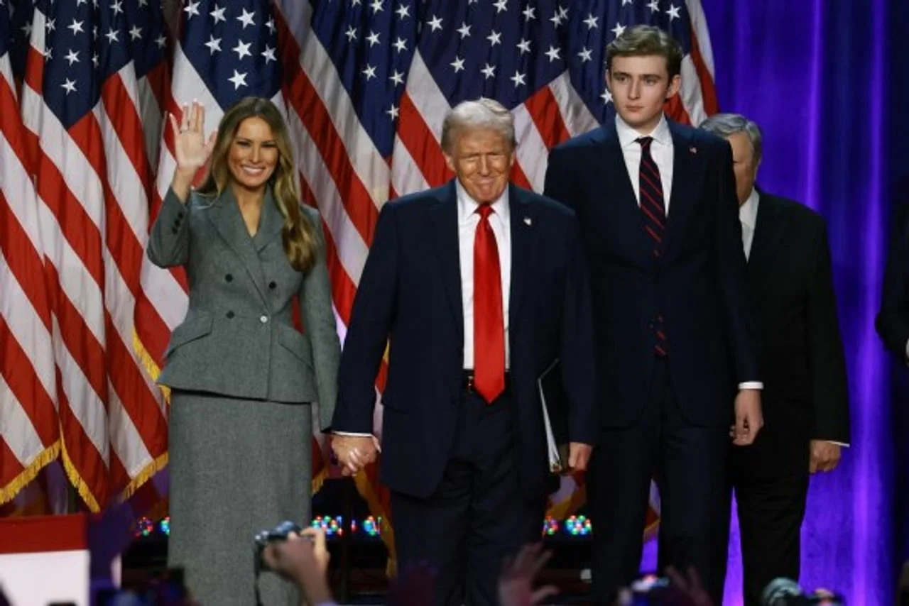 Melania, Donald i Barron Trump ispred američkih zastava