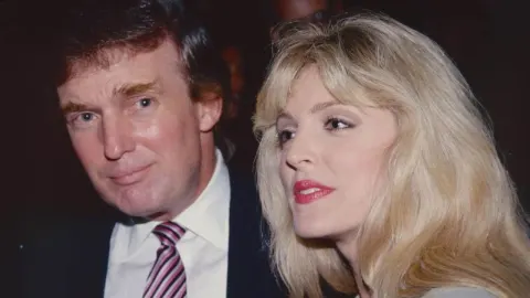 Donald Trump i Marla Maples gledaju u istom smjeru