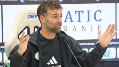 Trener Gonzalo Garcia gestikulira rukama tijekom službene konferencije za medije.