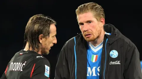 Luka Modrić u crnom dresu Milana razgovara s igračem Napolija nakon utakmice.