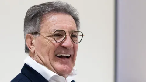 Zdravko Mamić nasmijan s naočalama i sijedom kosom u krupnom planu.