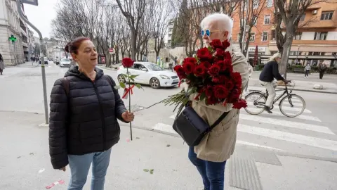 Mario Lipovšek Battifiaca stoji na ulici s velikim buketom crvenih ruža.