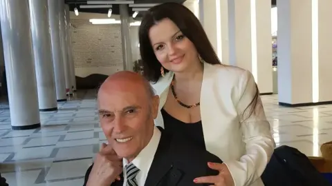 Andrija Bajić i Mala Cana poziraju nasmiješeni u elegantnoj dvorani.