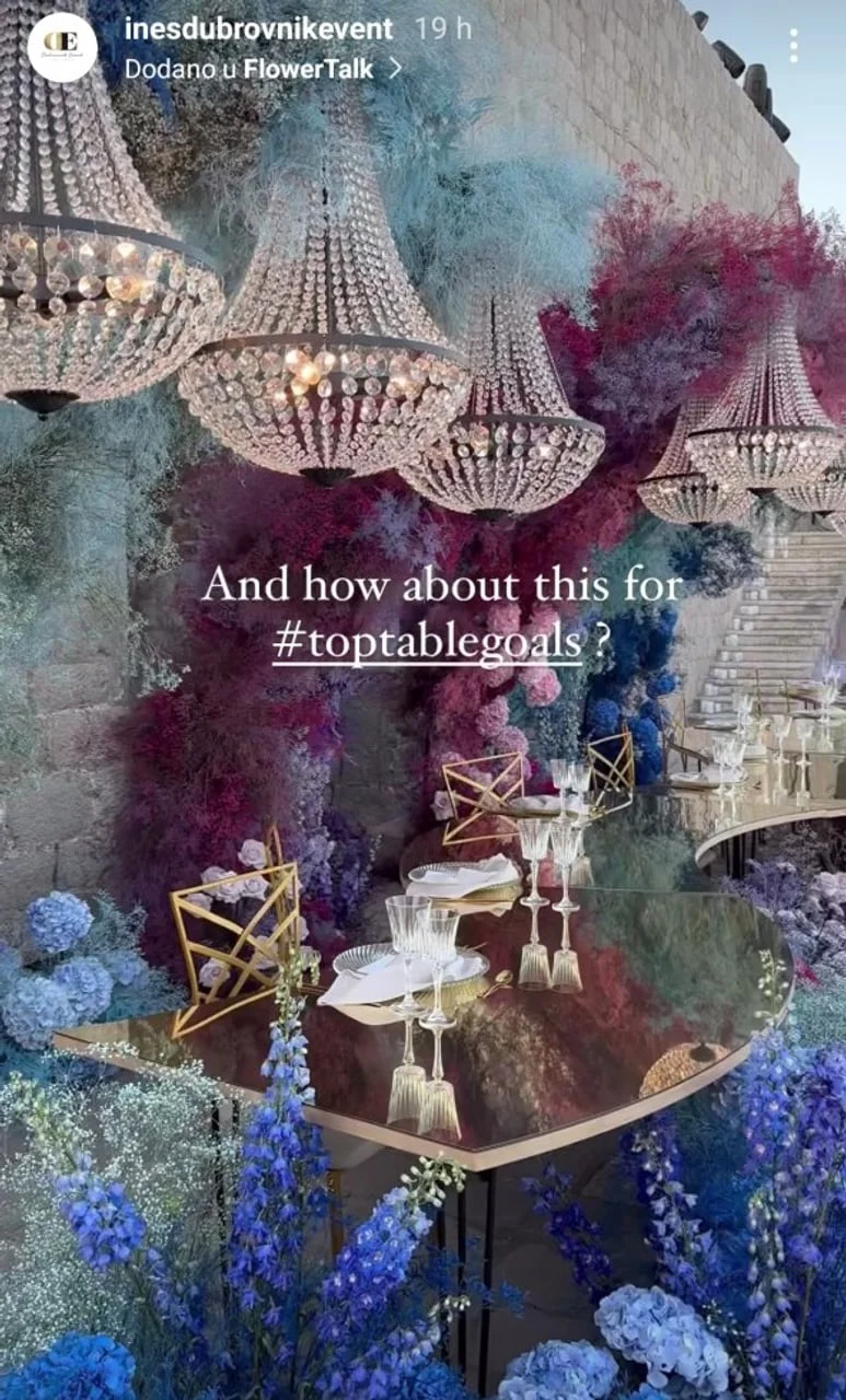 Luksuzna dekoracija stola s lusterima i cvijećem za proslavu