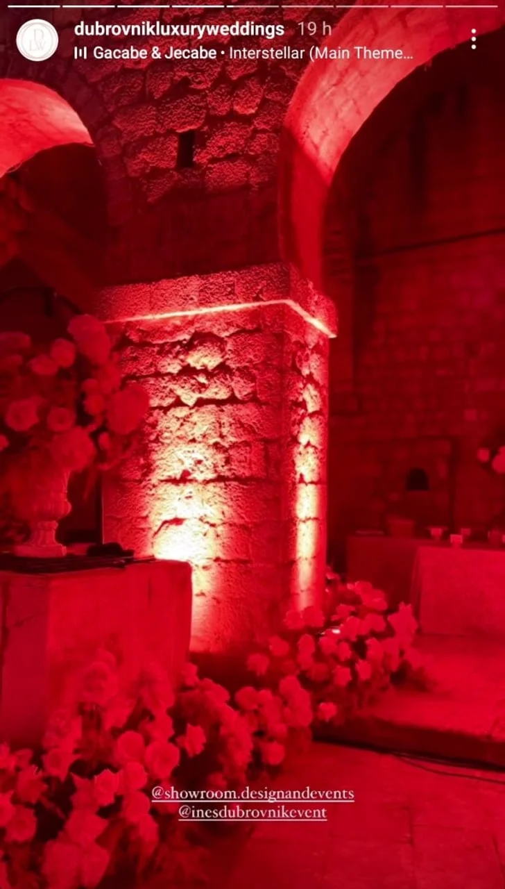 Kameni stup osvijetljen crvenim svjetlom u povijesnom ambijentu