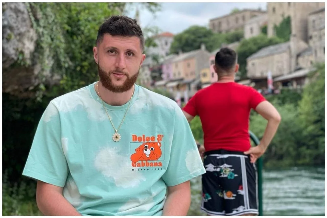 Jusuf Nurkić u opuštenom izdanju pored rijeke u Mostaru