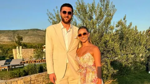 Jusuf Nurkić sa suprugom u svečanoj odjeći na otvorenom
