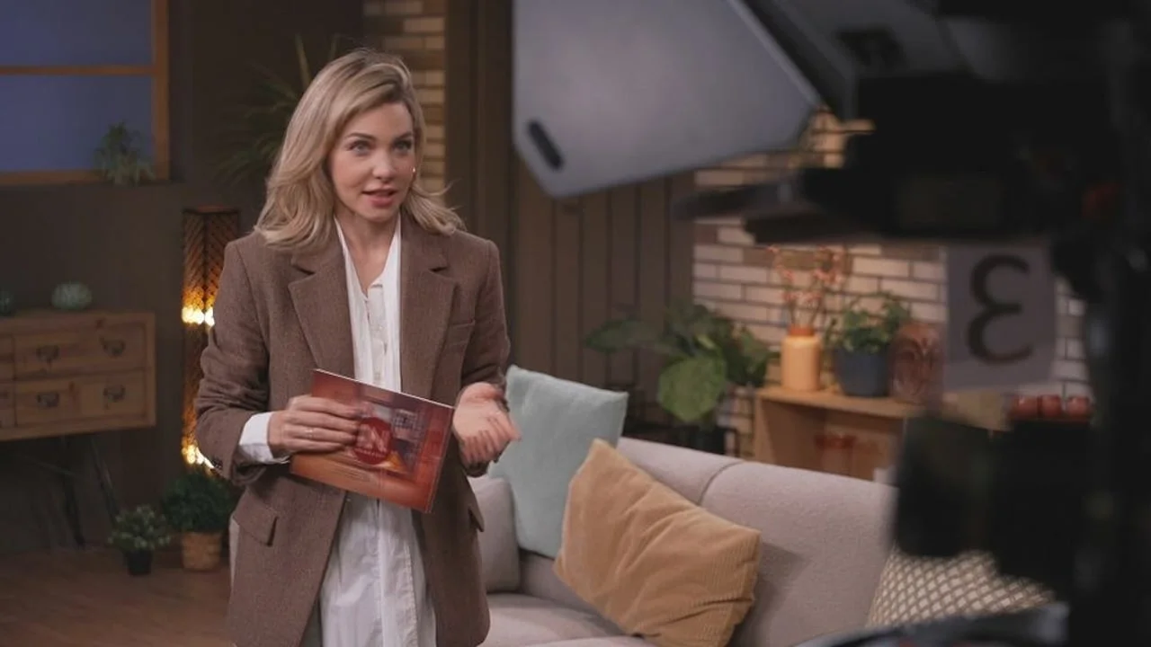 Voditeljica drži kartice u studiju tijekom snimanja emisije