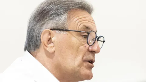 Zdravko Mamić iz profila s naočalama tijekom govora