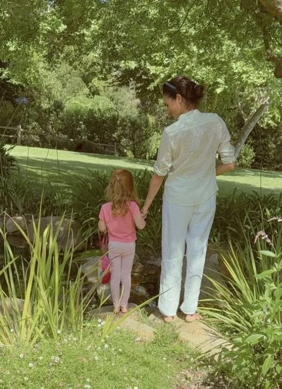 Meghan Markle i kći Lilibet Diana okrenute leđima u prirodi