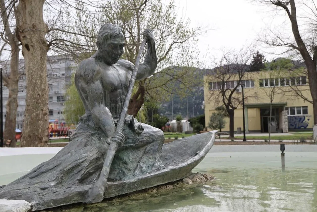 Brončani spomenik neretvanskom lađaru koji vesla u lađi.