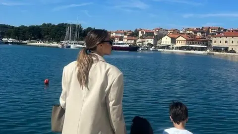 Franka Batelić s djecom promatra more u istarskom gradiću.