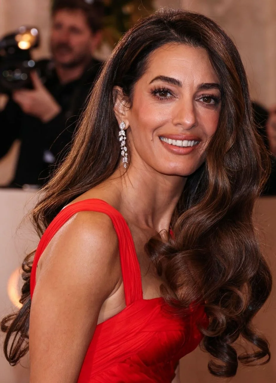 Amal Clooney s dugom valovitom kosom u crvenoj haljini