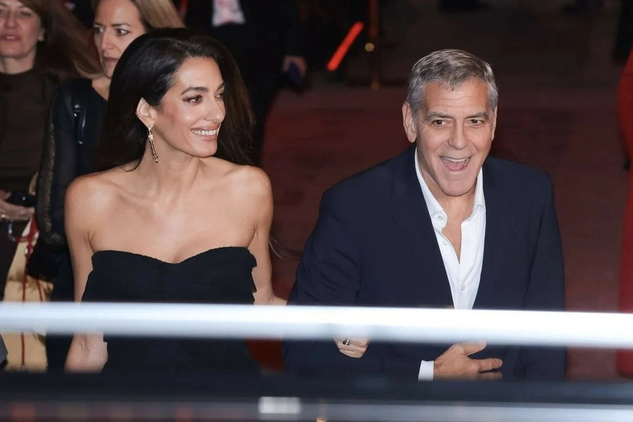George i Amal Clooney na crvenom tepihu u elegantnom izdanju