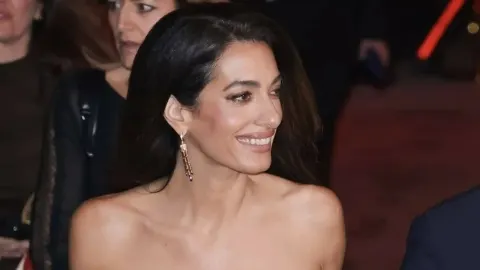 Amal Clooney s osvježenom bojom kose i elegantnim naušnicama