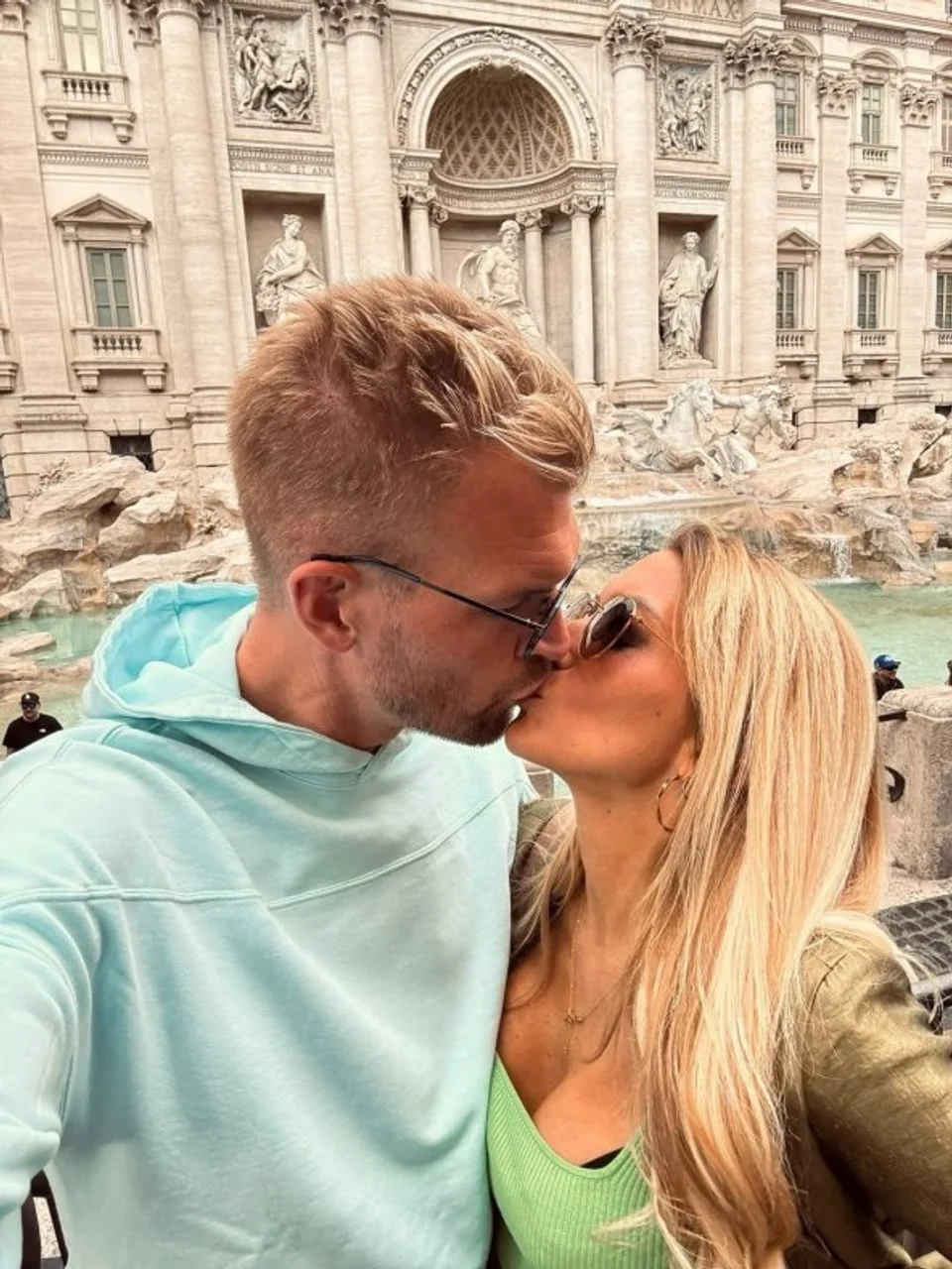 Par se ljubi ispred Fontane di Trevi u Rimu.