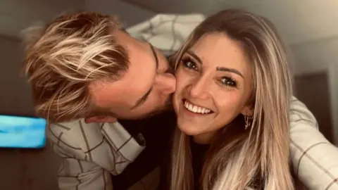 Ruben Van Gucht ljubi Charlotte Van Looy u obraz dok se ona smiješi.