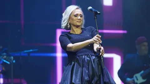 Pjevačica Ivana Vrdoljak Vanna na pozornici s mikrofonom tijekom nastupa