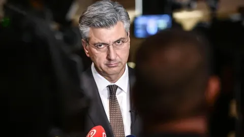 Andrej Plenković s ozbiljnim izrazom lica daje izjavu pred novinarima.