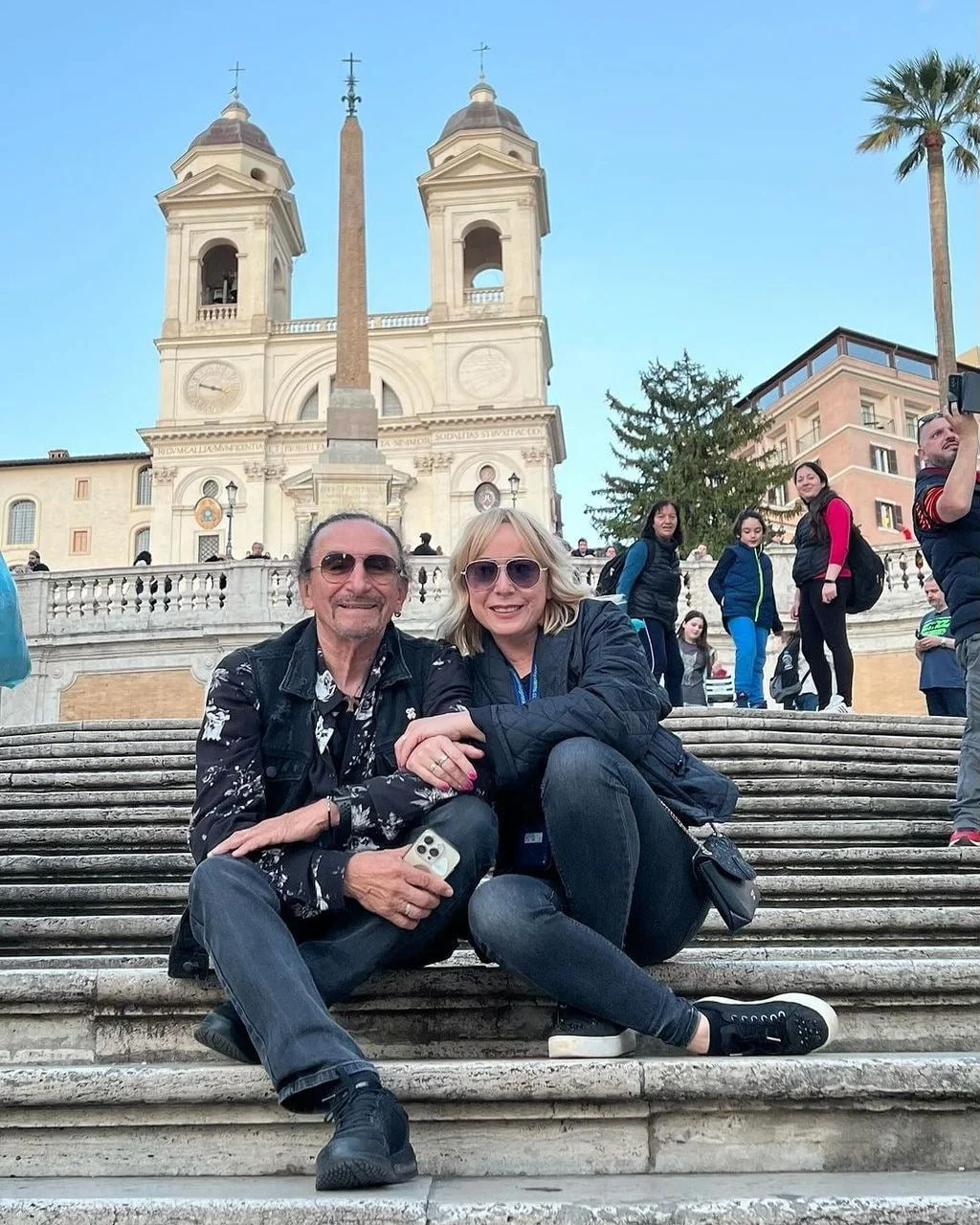 Željko i Ružica Bebek sjede na Španjolskim stubama u Rimu