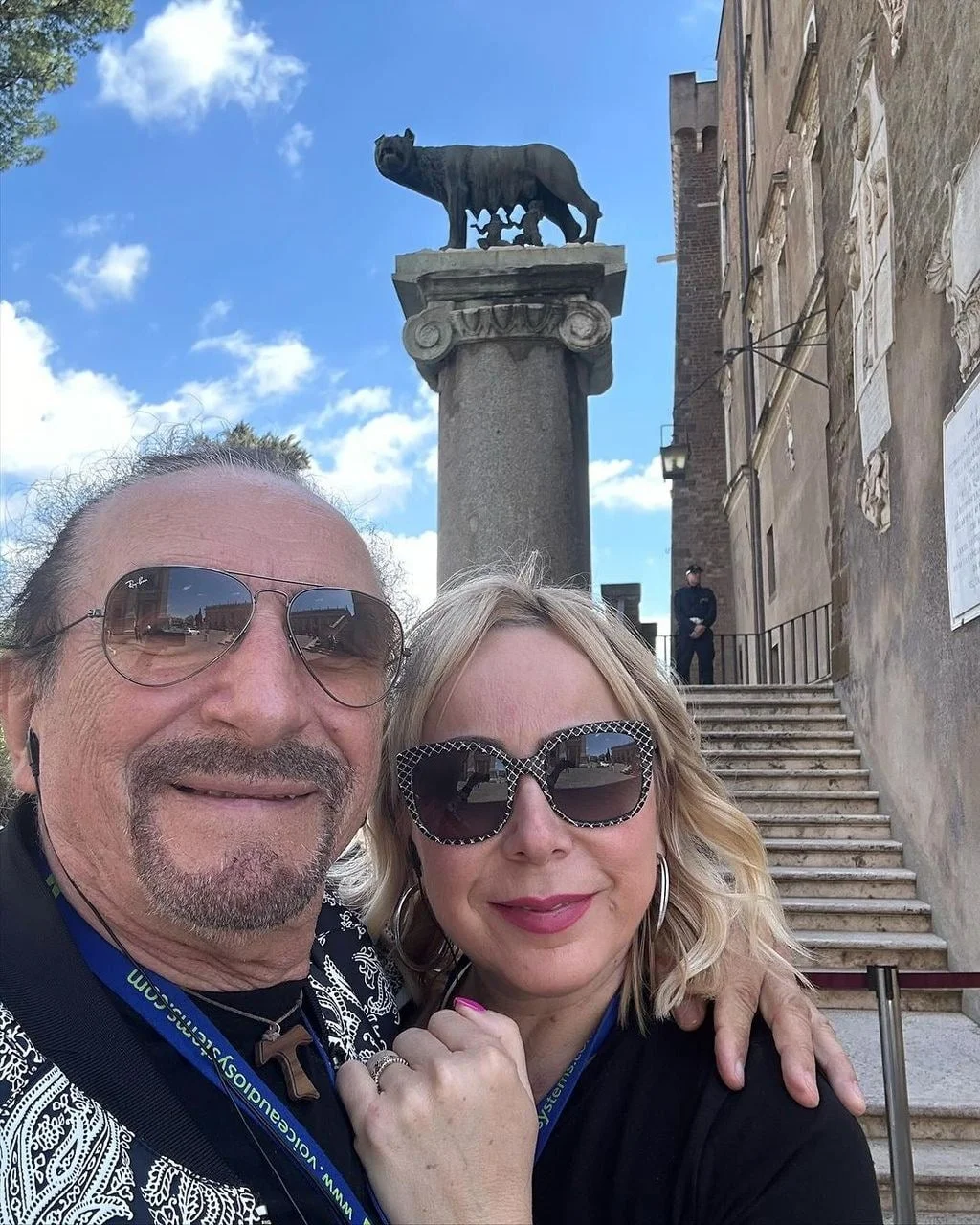 Selfie Željka i Ružice Bebek ispred kipa Kapitolijske vučice