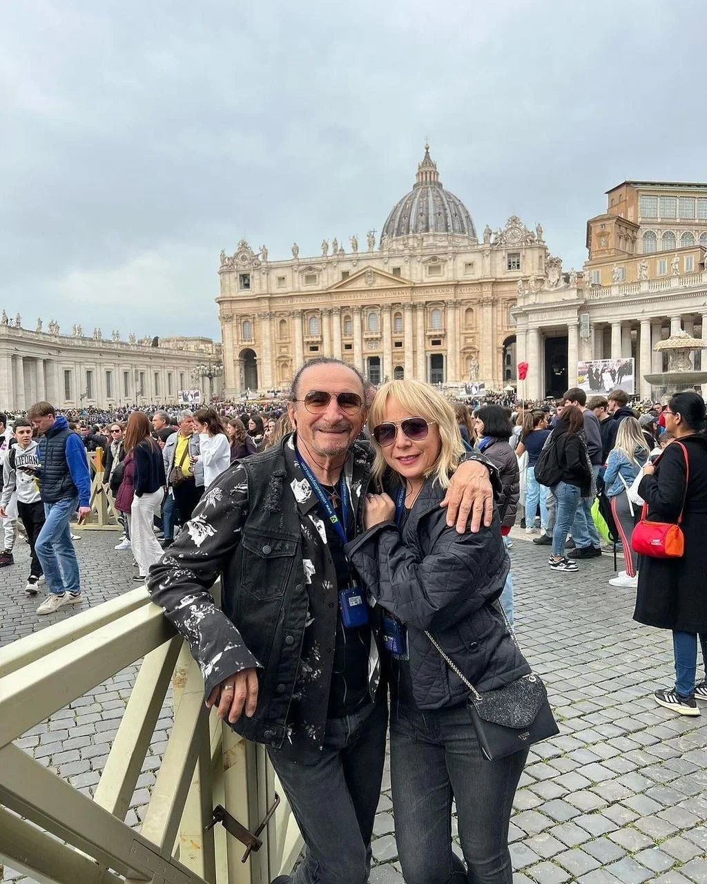 Par Bebek ispred bazilike svetog Petra u Vatikanu