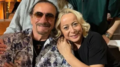 Željko Bebek i supruga Ružica zagrljeni u restoranu