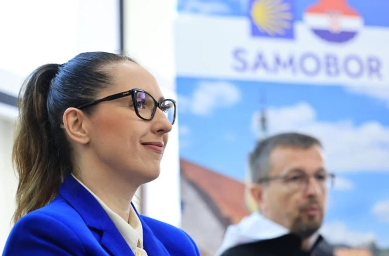 Profilni kadar Petre Škrobot s naočalama ispred službenog natpisa Grada Samobora.