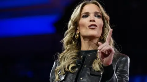 Novinarka Megyn Kelly govori s podignutim prstom na pozornici pod plavim svjetlima.