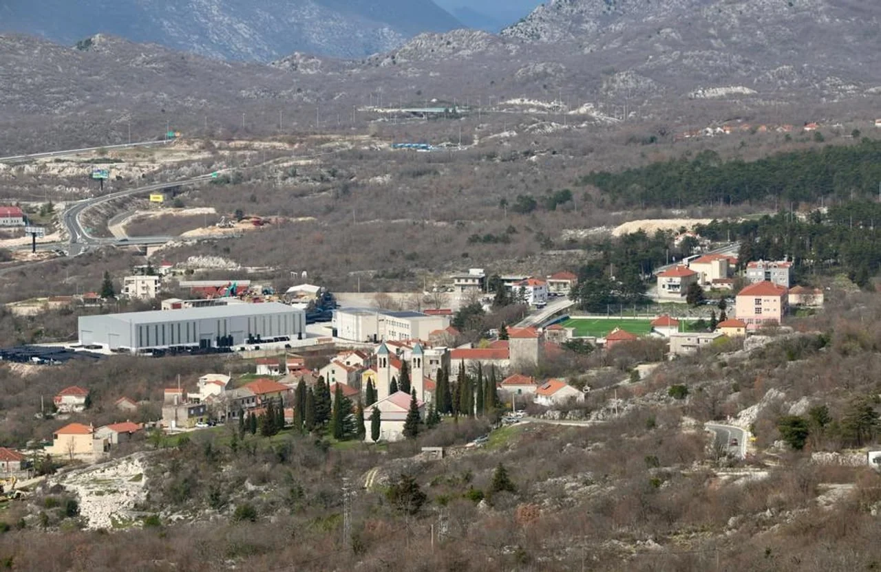 Panorama naselja Zagvozd okruženog brdima i krškim krajolikom podno Biokova
